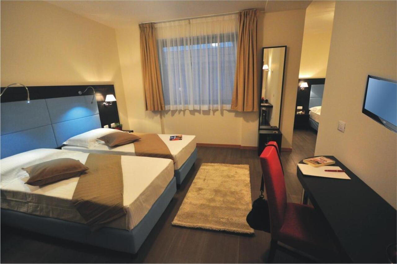 Hotel 325 Tor Vergata Рим Экстерьер фото